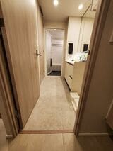 玄関を入ってまっすぐ奥の洗面や浴室に入れるよう、動線を確保した住戸もある（写真：筆者撮影）