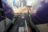 スペーシアは浅草駅のホームいっぱいに停車する＝2021年11月（記者撮影）