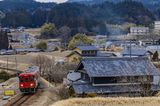 全区間で山を登る明知鉄道。途中の飯沼駅は33‰（パーミル）の急勾配中にホームがある（筆者撮影）