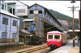 同和鉱業片上鉄道のキハ312。鉱山鉄道らしい風景の終点・柵原駅に停車中（撮影：南正時）