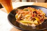 生ハムのクリームパスタ（1400円）。冷製より温パスタのほうが人気。どのメニューもまんべんなく出るという。スープは通常パスタの3〜4倍の量。麺に吸収されるため出来立てすぐと後の食感が全然違い、ナチュラルに味変を楽しめる逸品だ（筆者撮影）