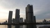 高さ170ｍ以上の「タワマン三兄弟」船からでしか見られない景色だ（筆者撮影）