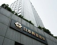 揺れる日本興亜損保、大株主、OBが批判