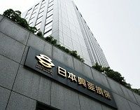 揺れる日本興亜損保、大株主、ＯＢが批判