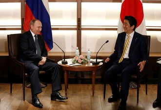 Abe, Putin Head into Day Two of Summit with Little to Show on Isles Row