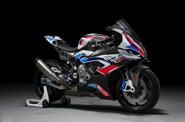 BMW｢新型M1000RR｣2輪版のMモデルが凄い訳 カーボンカウルや巨大