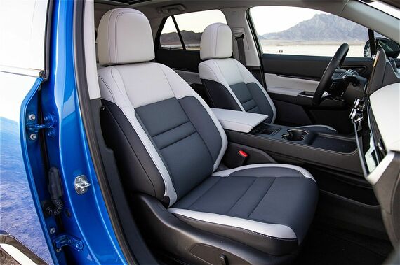 「Elite」はレザーシートを標準装備。運転席に10ウェイ、助手席に6ウェイの電動調整機構が備わり、シートヒーターとシートベンチレーションも標準装備