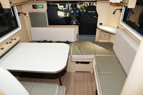 コの字型にソファーが配置されたダイニングスペース