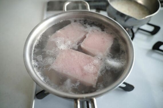 煮ている豚バラ肉