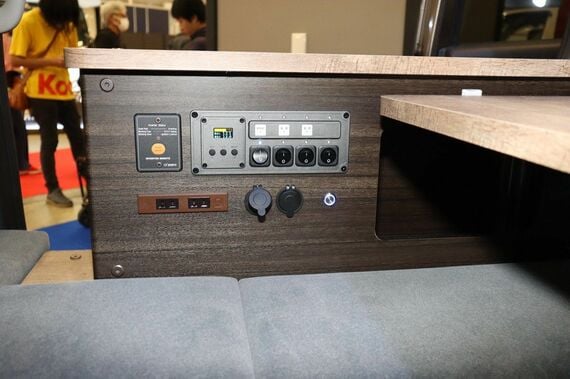 AC100Vコンセントやシガーソケット、USB電源などを備えたキャビネット