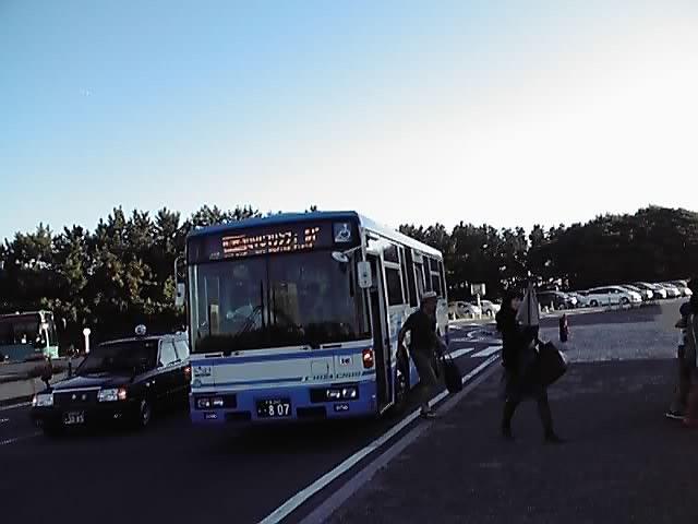 球場に到着したシャトルバス