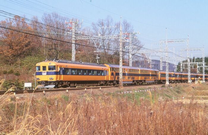 ほかの特急車両と連結して疾走する