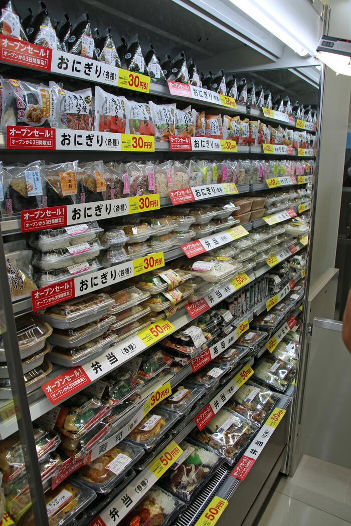 チルド弁当やすしはスリーエフ、おにぎりはローソン