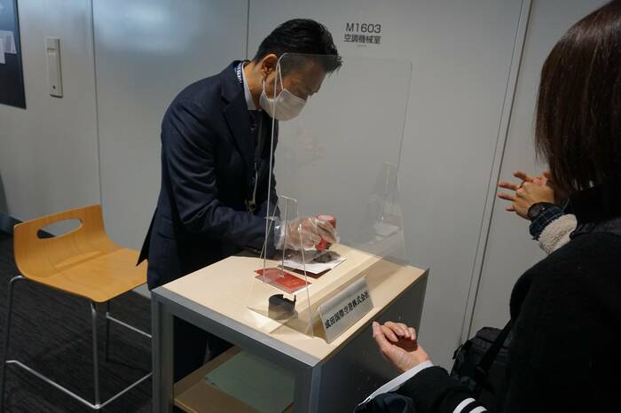 搭乗ゲートの手前で入国審査風の演出も