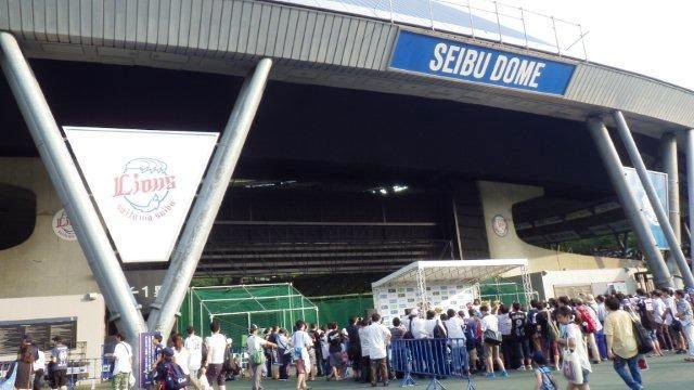 西武ドームセンター真裏のイベントステージ
