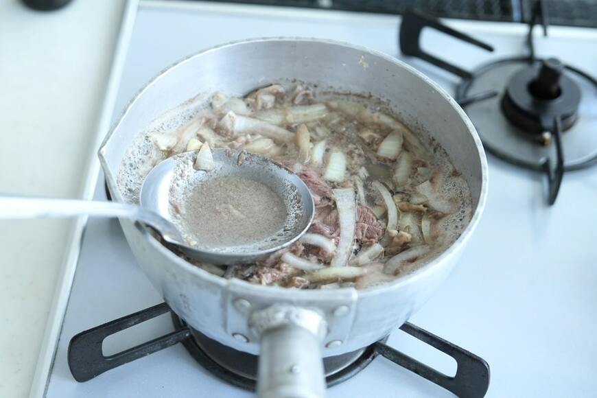 牛肉の表面のタンパク質がマイタケで溶けているので、アクがたくさん出ます（写真：筆者撮影）