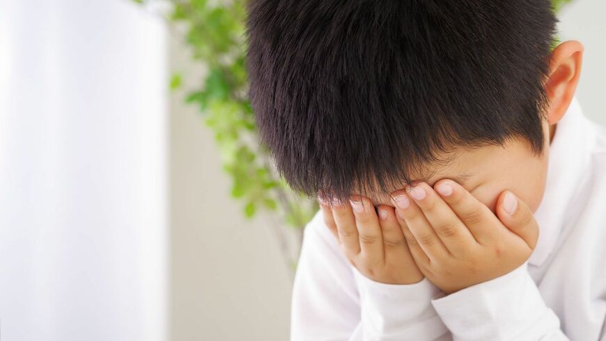 泣いている小学生の男の子