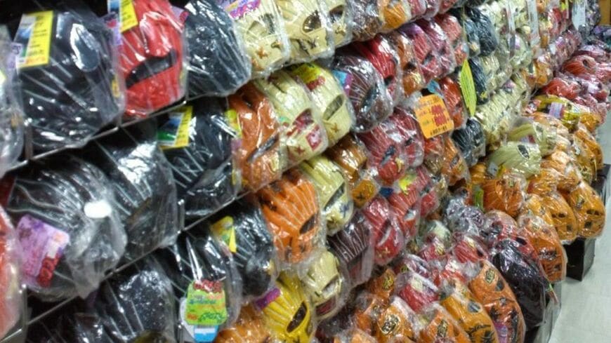 小売店には、さまざまなメーカーのグローブが販売されている（写真：ゼット／撮影協力：ミチイスポーツ）この記事の画像を見る(◯枚)