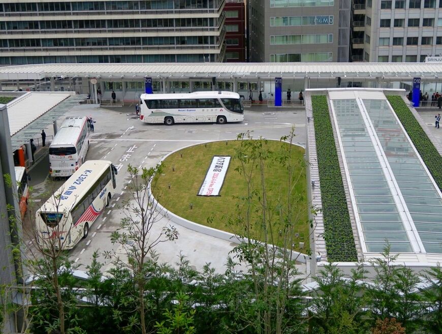 画像を拡大 上から見たバスタ新宿のロータリー。バスは斜めに停車する
