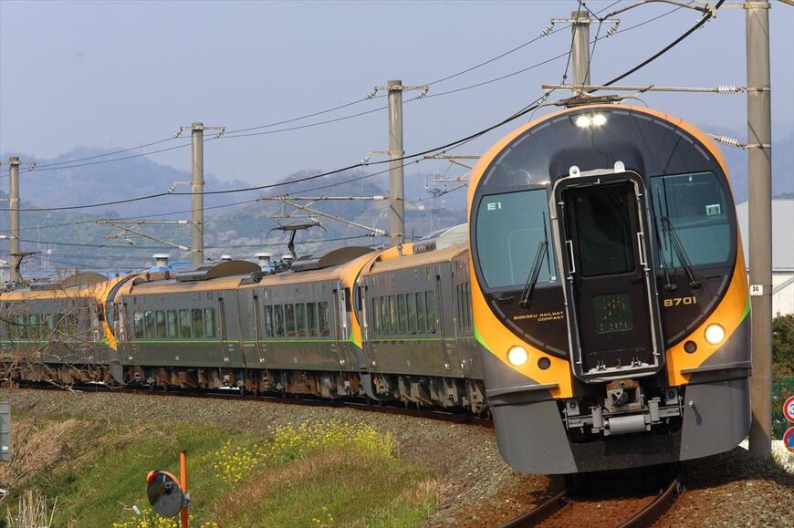 2014年に登場したJR四国の2600系。この車両は空気ばね式車体傾斜を採用した（撮影：南正時）