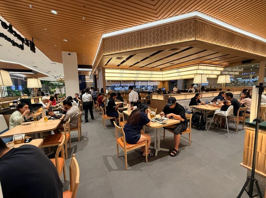 インドネシアの店内、初日から満席（写真：オイシーズ）