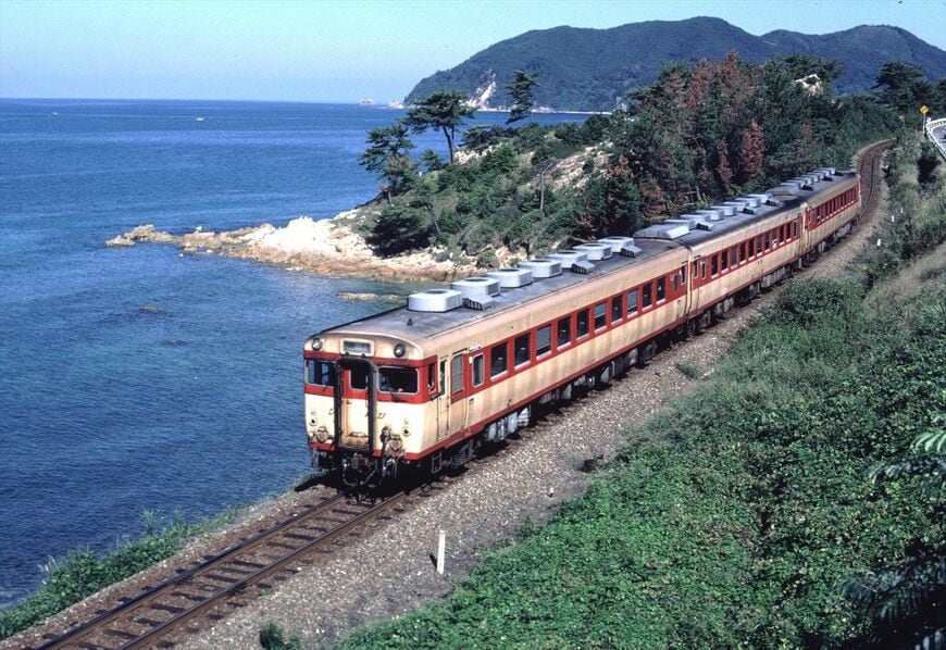 日本海に沿って山陰本線を行くキハ58系の急行列車（撮影：南正時）