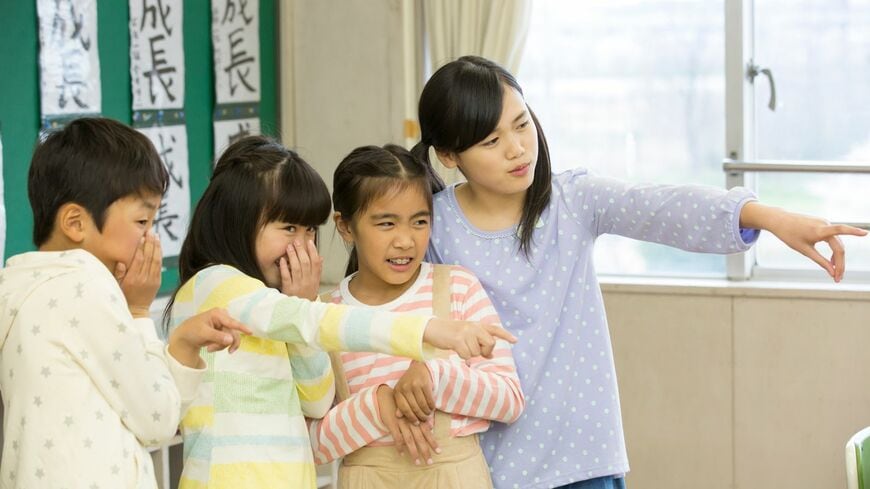 子どもの語彙力や表現力が乏しい結果、意図せずに周囲を傷つけてしまったり、誤解を招いてしまうこともあるようです（写真：ペイレスイメージズ1（モデル）／PIXTA）