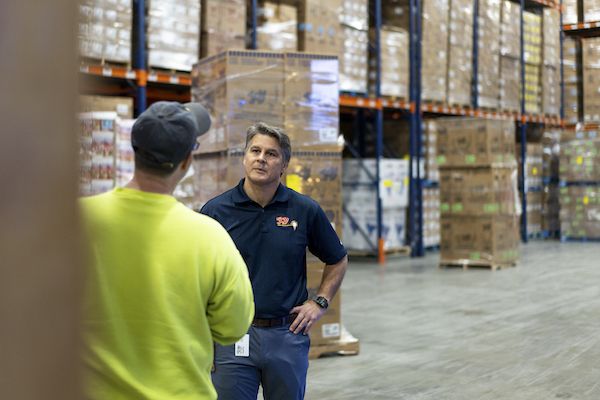 ジョイの工場。右はデビッド・ジョージ社長（Nancy Andrews／The New York Times）