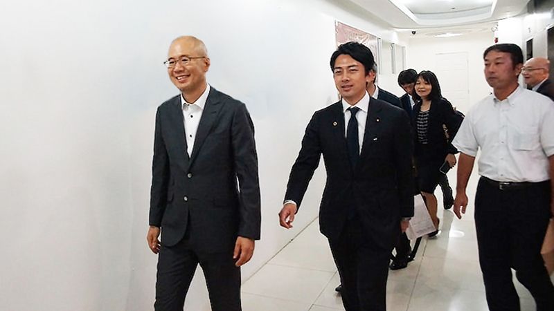 フィリピン留学の視察に訪れた、小泉進次郎元政務官（左から2人目）