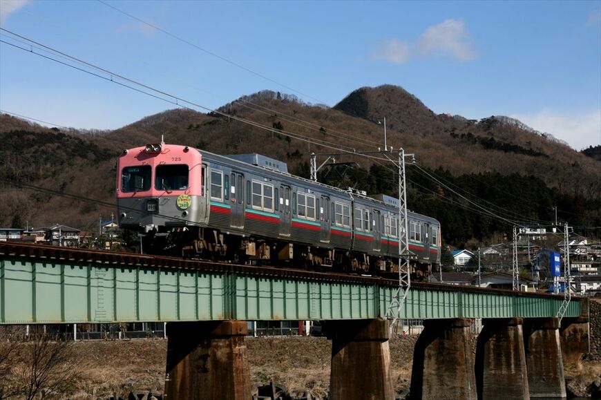 上毛電鉄の車両は編成によって色が異なる。前面がピンク色の車両は井の頭線時代を思わせる（撮影：南正時）