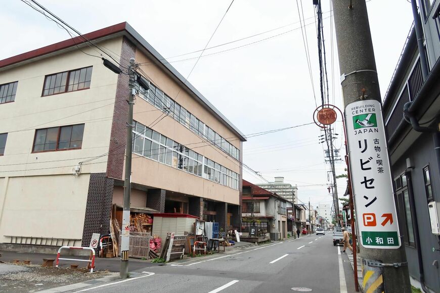 諏訪市内にあるリビルディングセンタージャパン。左側の建物内部にさまざまな廃品が詰まっている（写真：筆者撮影）