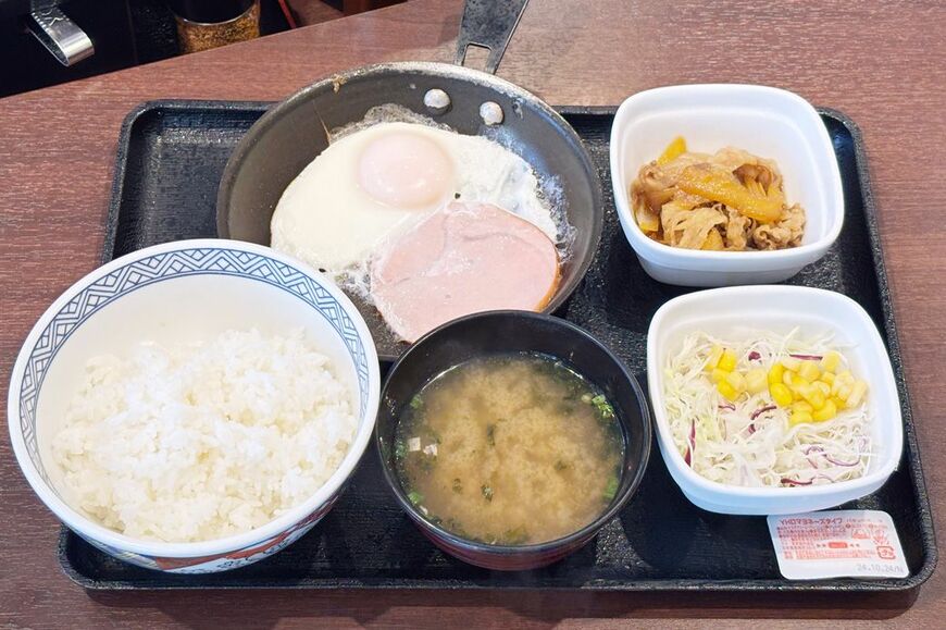 吉野家のモーニングメニュー ハムエッグ牛小鉢定食 567円（筆者撮影）