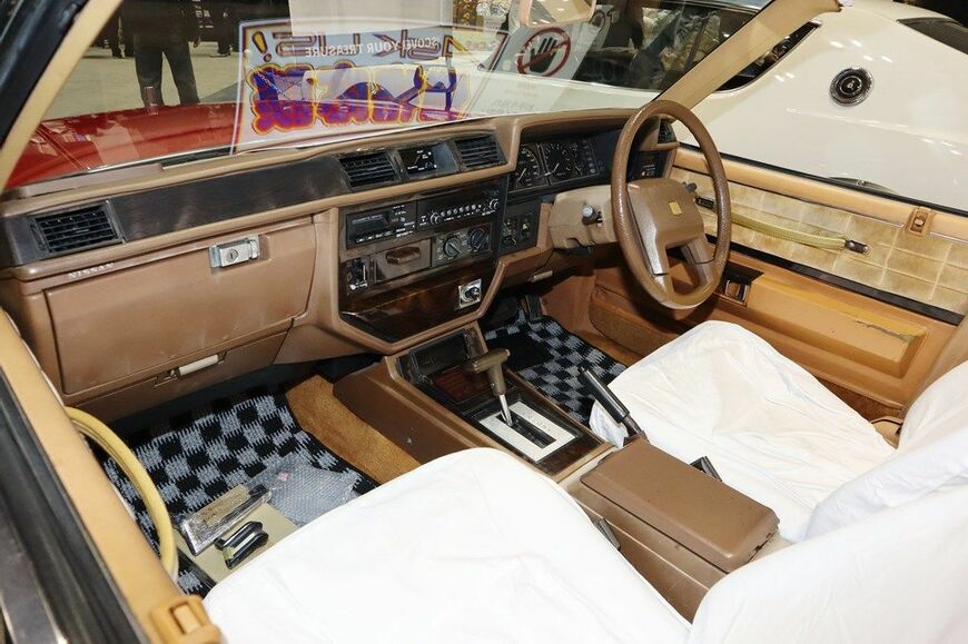 バクヤスオートが展示していたオープンカー仕様の日産「セドリック」（写真：筆者撮影）