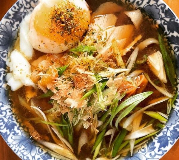 出汁をしっかりきかせたうどん。辻さんのInstagramより（©️Design Stories）