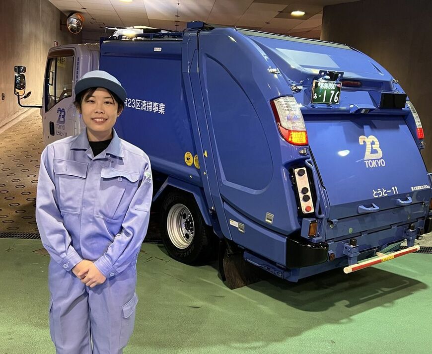 清掃車と女子学生