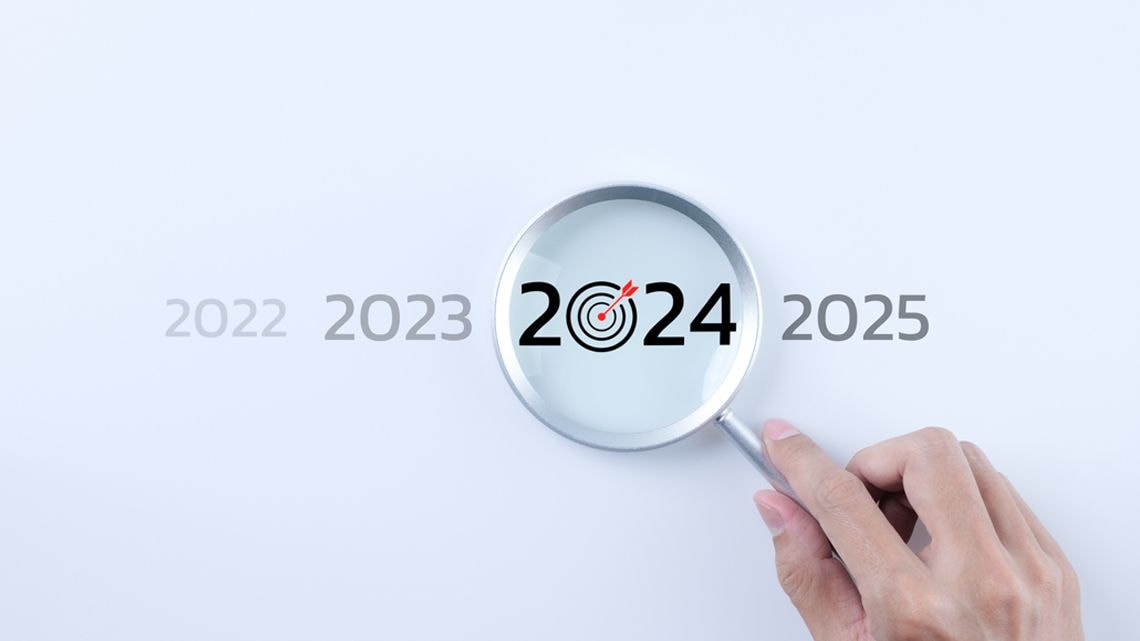ルーペで拡大される「2024」の文字