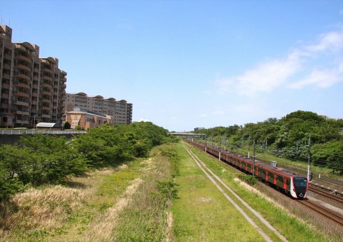 成田新幹線の用地（左）は今も残っている