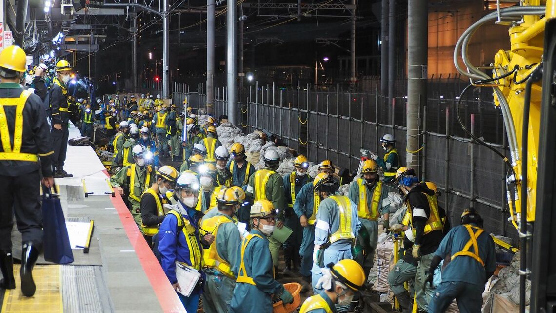 夜明け前の浜松町駅で京浜東北線の線路移設工事を進める作業員ら（記者撮影）