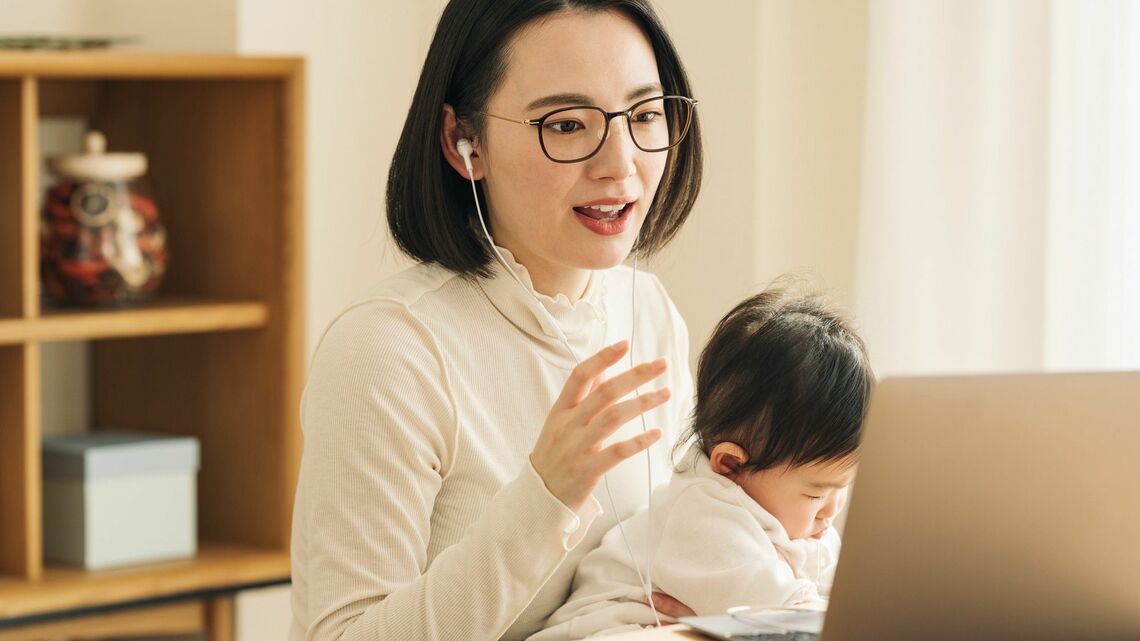 「働くママ」増の真相を追ってみると、楽観的にはなれない現実が見えてきた(写真:EKAKI/PIXTA)
