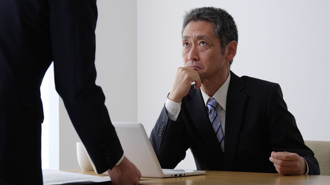 「任せた以上、口を出すべきではない」とは思いつつ、どこまで見守るのがいいものか(写真:Ushico/PIXTA)