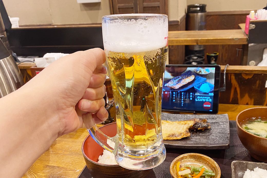 朝から和食屋のカウンターでビールを飲むことになるとは思いませんでしたが、背徳感は極上のスパイスです（筆者撮影）