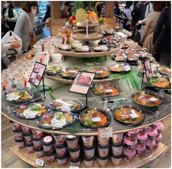 簡便・時短ニーズが高まる中、メニューの多様化が進む惣菜（東京・恵比寿のライフ）（画像：『なぜ野菜売り場は入り口にあるのか スーパーマーケットで経済がわかる』より）
