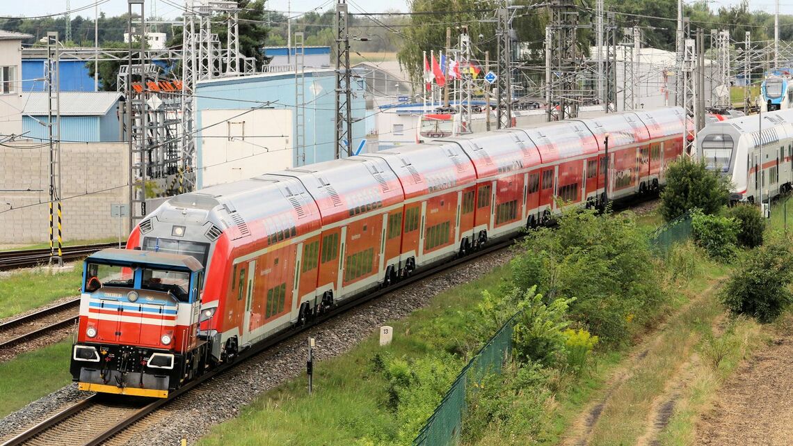 チェコのヴェリム試験線に姿を現した、シュコダ製ドイツ鉄道向け新型2階建て客車。営業開始のゴーサインはまだない＝2020年8月（筆者撮影）