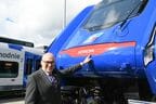 日立の新型車両「ブルース」と鉄道部門トップのバー氏