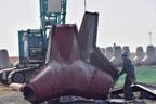 型枠を数枚重ね、特殊な金具で留めていく（記者撮影）