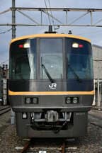 キヤ141系の前面。ライトは前面窓の上下にある