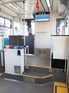 先頭車も台車のある運転席後部は2段ステップがある