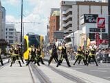 芳賀・宇都宮LRT開業記念パレード、交差点でのパフォーマンス＝2023年8月26日（記者撮影）