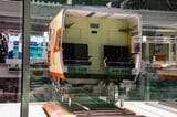 京都鉄道博物館に展示している591系の模型。台車枠のコロ上に振り子梁が載っているのがわかる（筆者撮影）