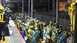 夜明け前の浜松町駅で京浜東北線の線路移設工事を進める作業員ら（記者撮影）